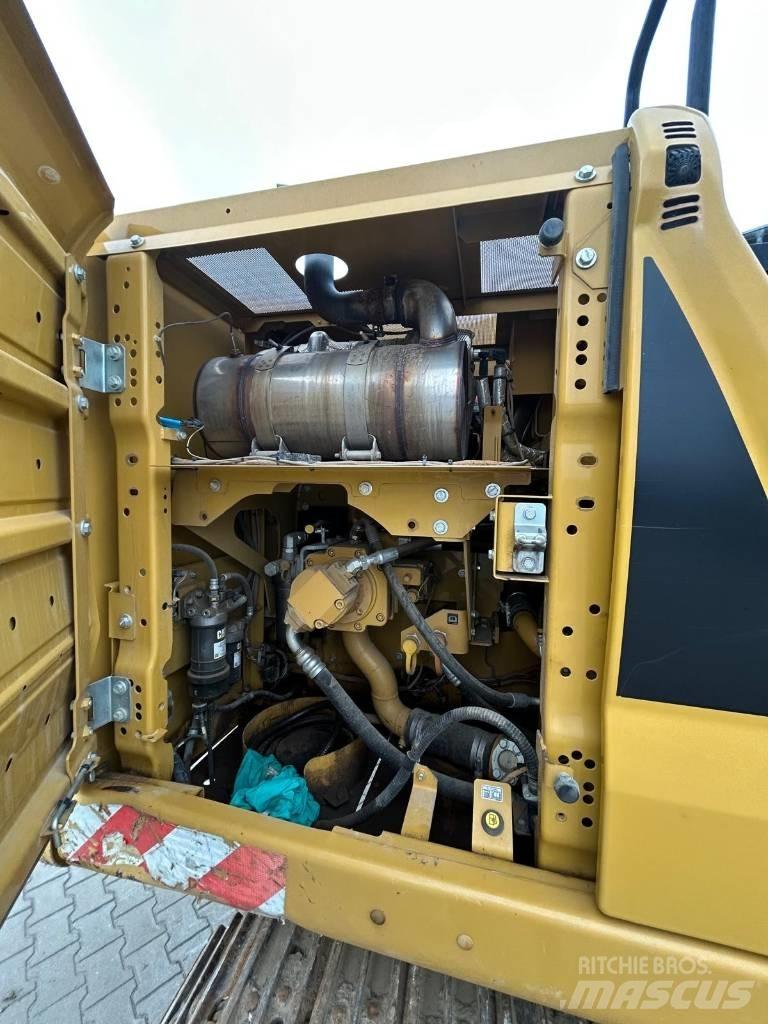 CAT 320 حفارات زحافة
