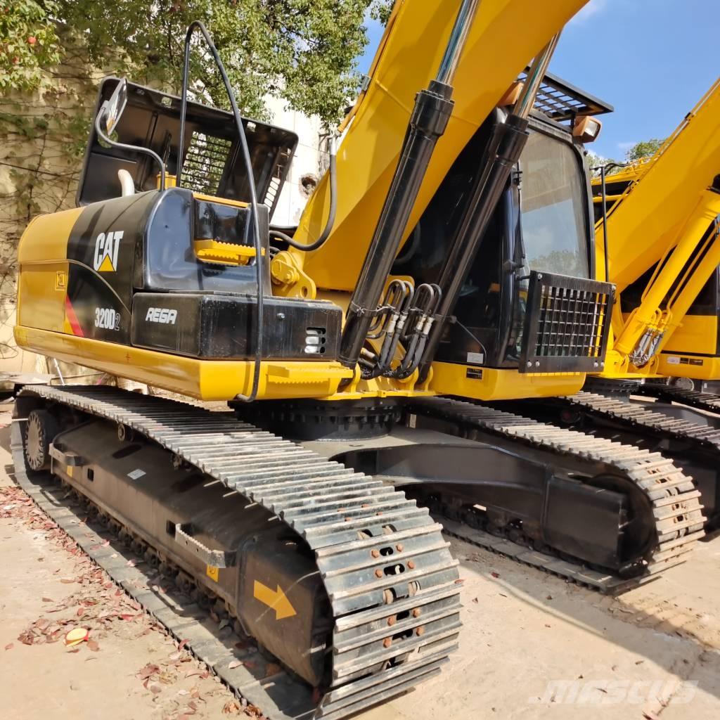 CAT 320D2 حفارات زحافة