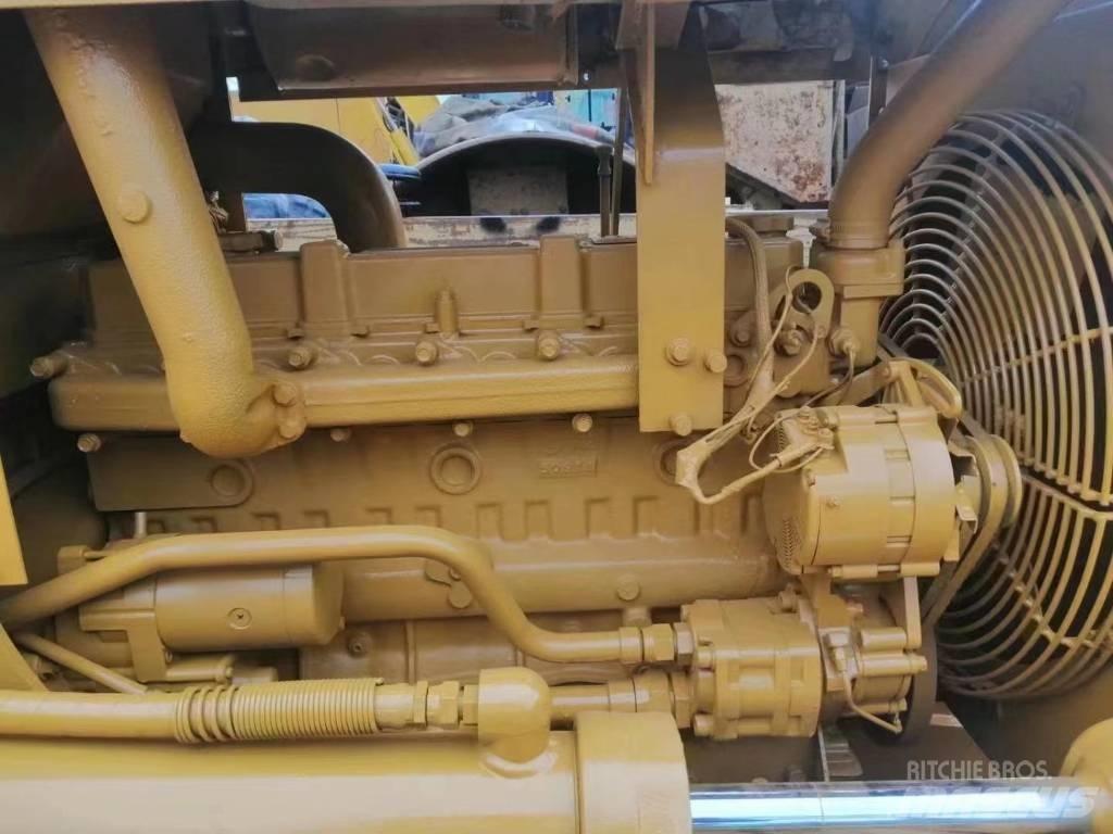 CAT D 4 C بلدوزرات مجنزرة