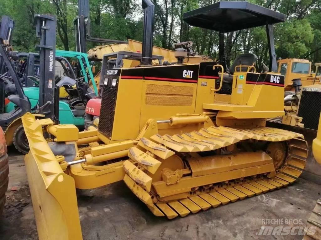CAT D 4 C بلدوزرات مجنزرة
