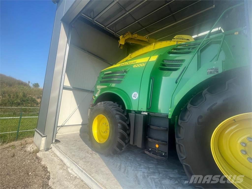 John Deere 8200i علافات ذاتية الدفع