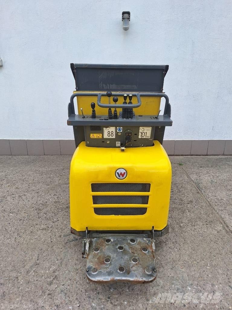 Wacker Neuson DT 12 عربات نقل قلابة مجنزرة