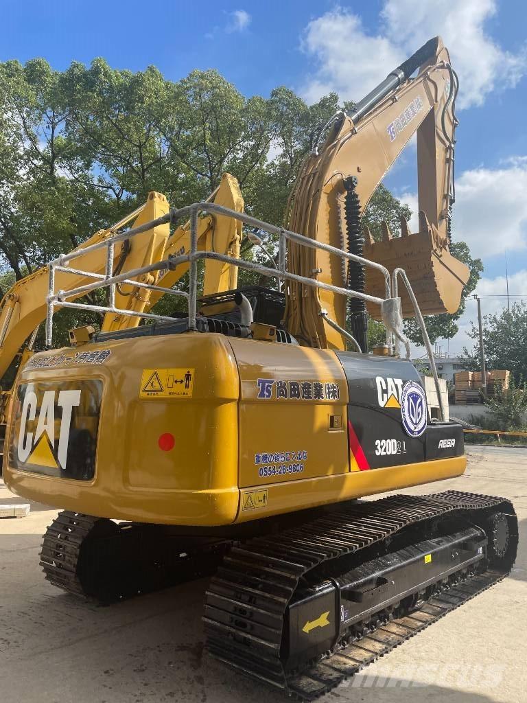 CAT 320D حفارات زحافة