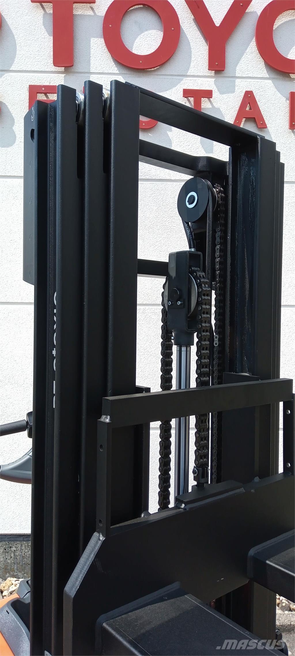 Toyota SWE120L شاحنات مناولة ذاتية الدفع