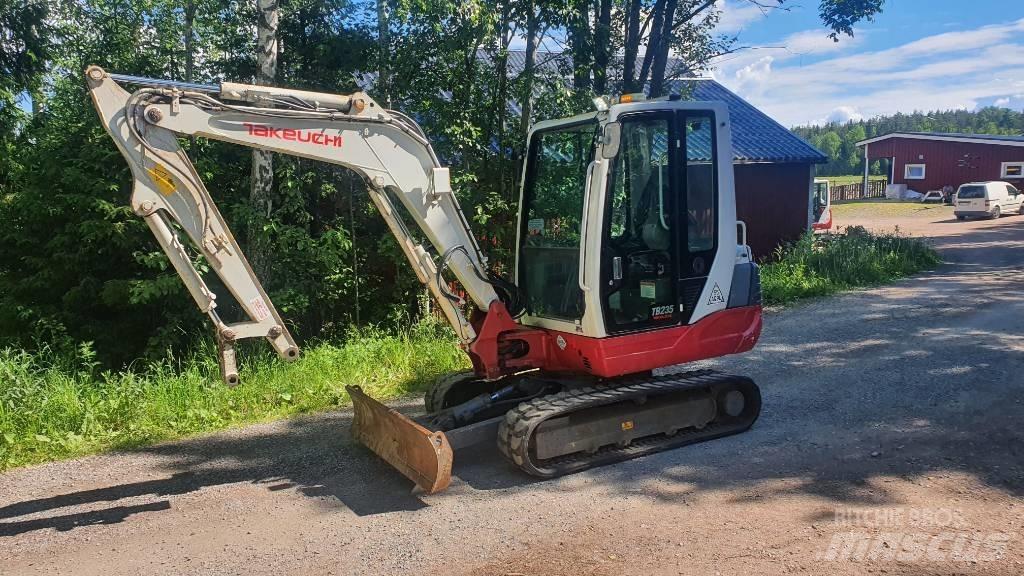 Takeuchi TB235 حفارات صغيرة أقل من 7 طن (حفارات صغيرة)