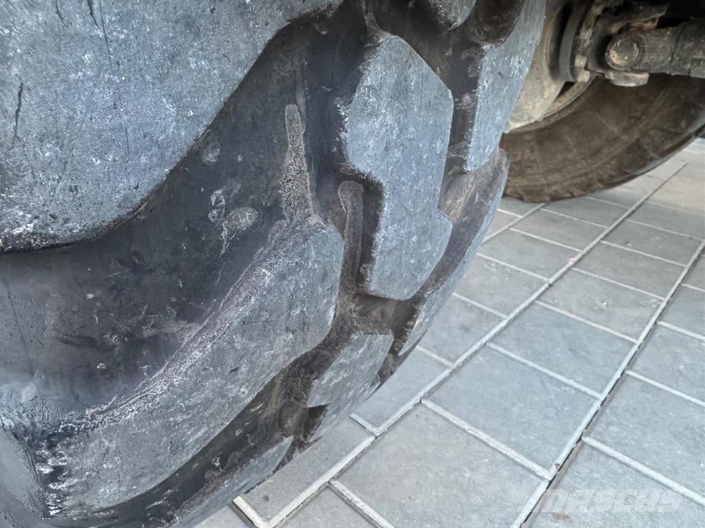 Liebherr L 506 لوادر بعجل