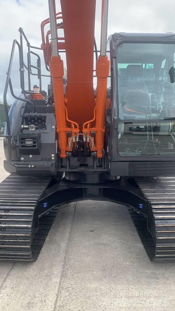 Hitachi ZX 135 US-6 حفارات زحافة