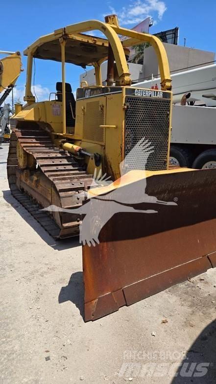 CAT D6M بلدوزرات مجنزرة