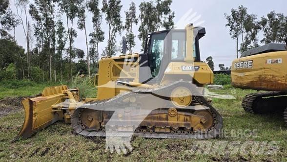 CAT D6N LGP بلدوزرات مجنزرة
