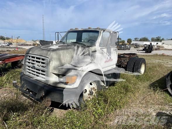 Ford F800 شاحنات بمقصورة وهيكل