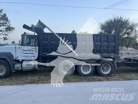 Mack RD688S شاحنات قلابة