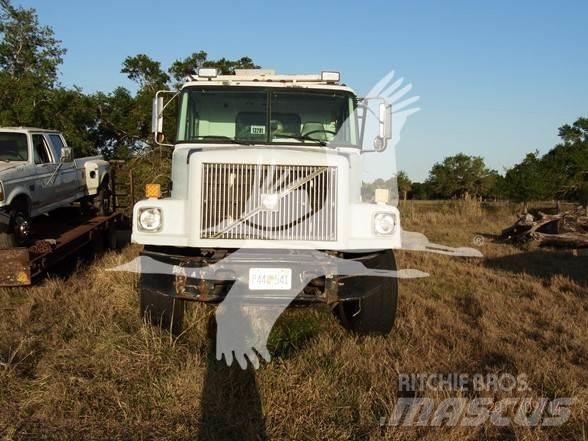 Volvo WG64 صهاريج مياه