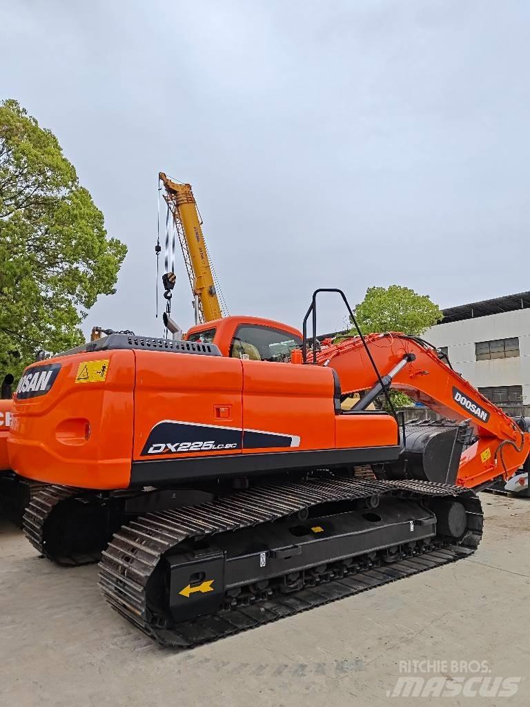 Doosan DX 225 LC حفارات زحافة