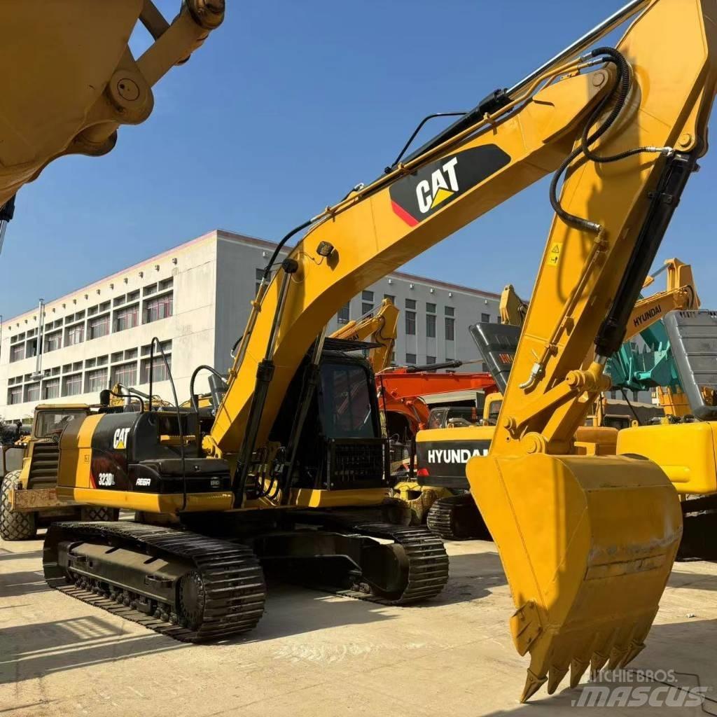 CAT 323 D L حفارات زحافة