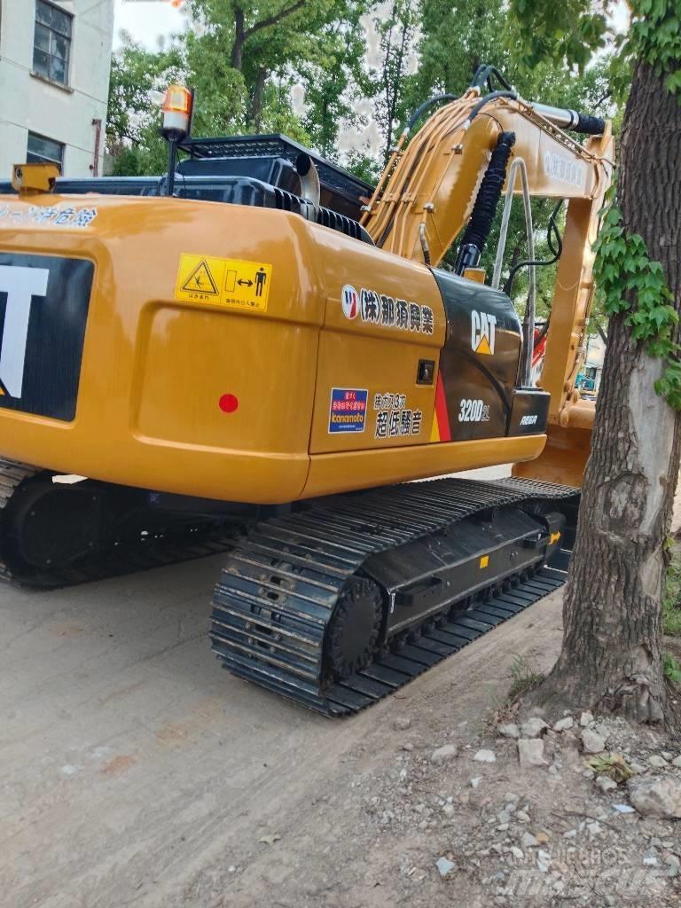 CAT 320 D L حفارات زحافة