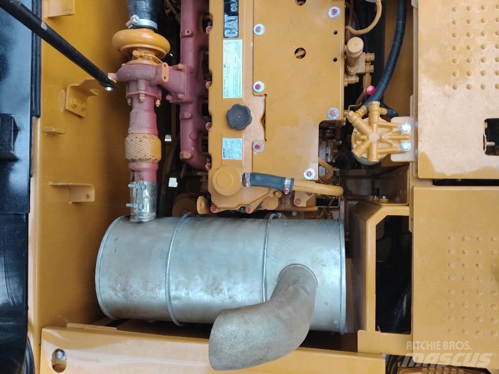 CAT 320 D L حفارات زحافة