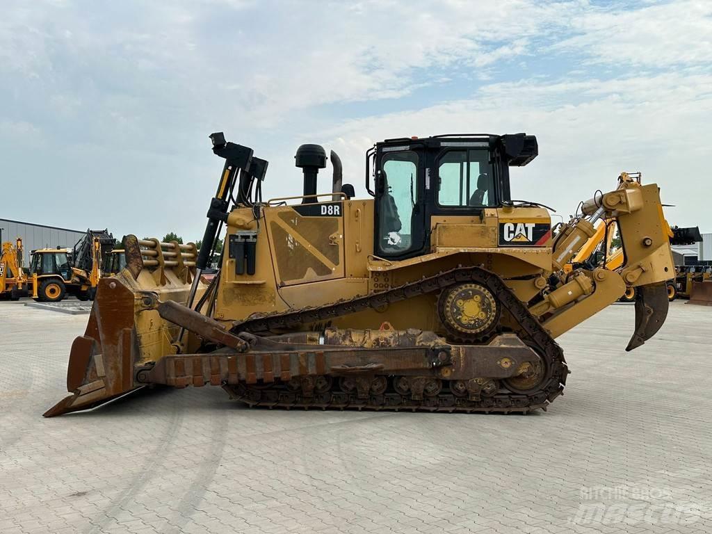 CAT D8R بلدوزرات مجنزرة