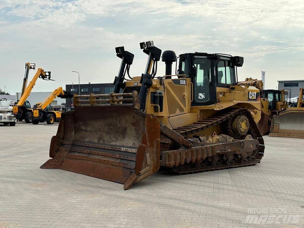 CAT D8R بلدوزرات مجنزرة