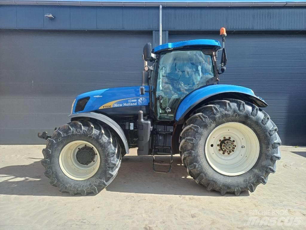 New Holland T7030AC الجرارات