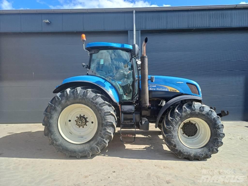 New Holland T7030AC الجرارات