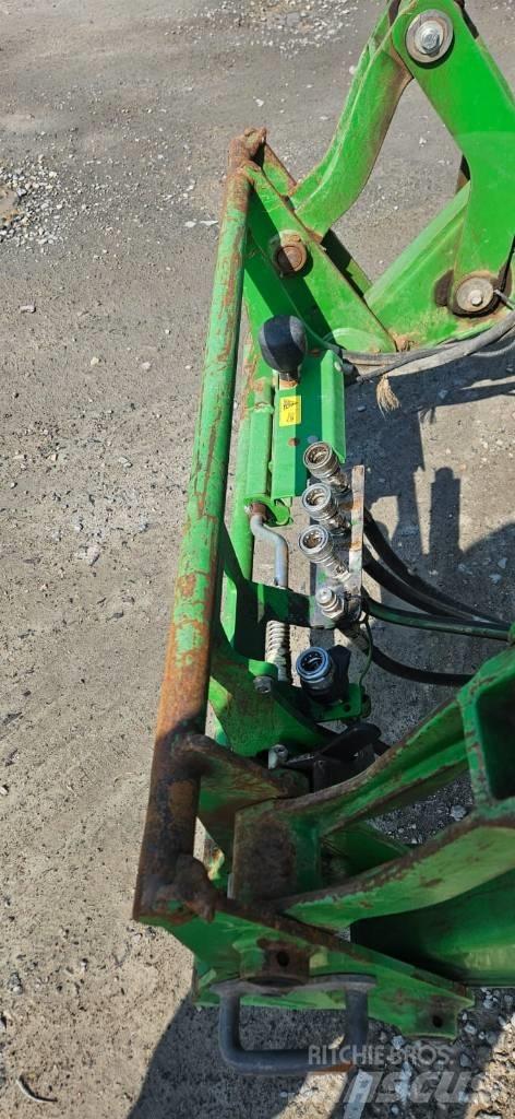 John Deere 6215R الجرارات