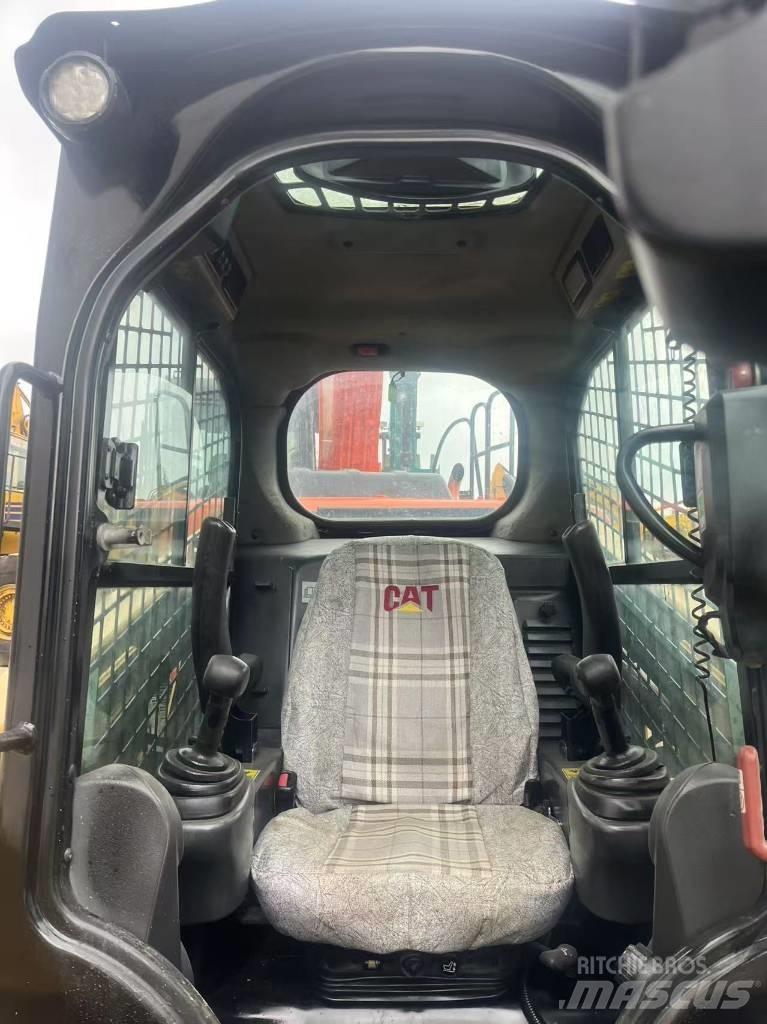 CAT 246 D لوادر انزلاقية التوجيه