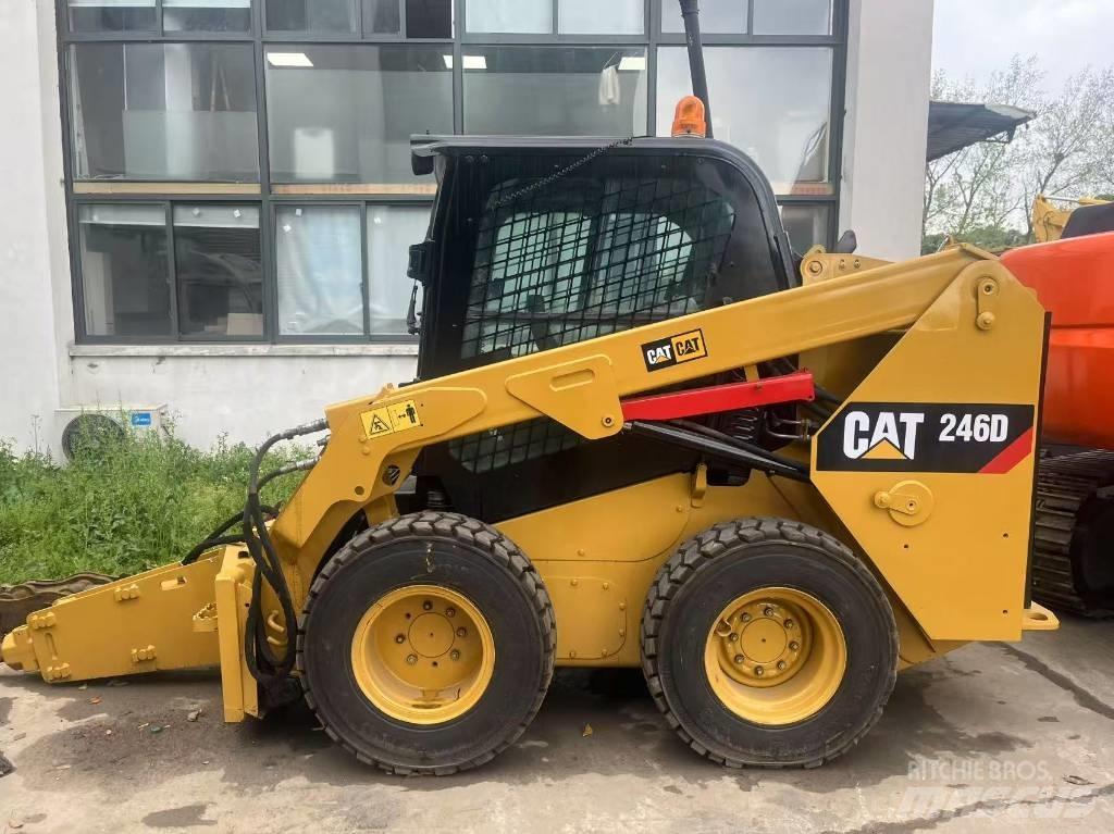 CAT 246 D لوادر انزلاقية التوجيه