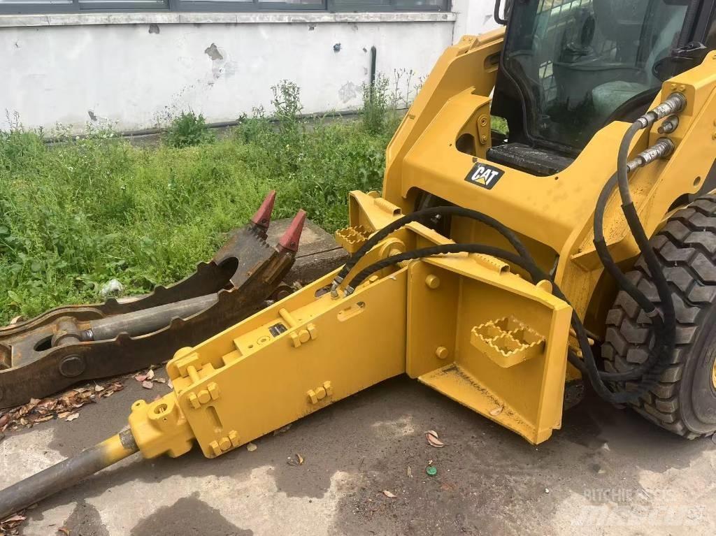 CAT 246 D لوادر انزلاقية التوجيه