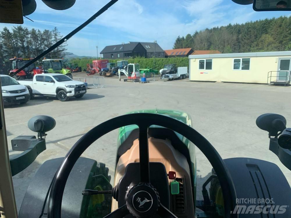 John Deere 7930 الجرارات