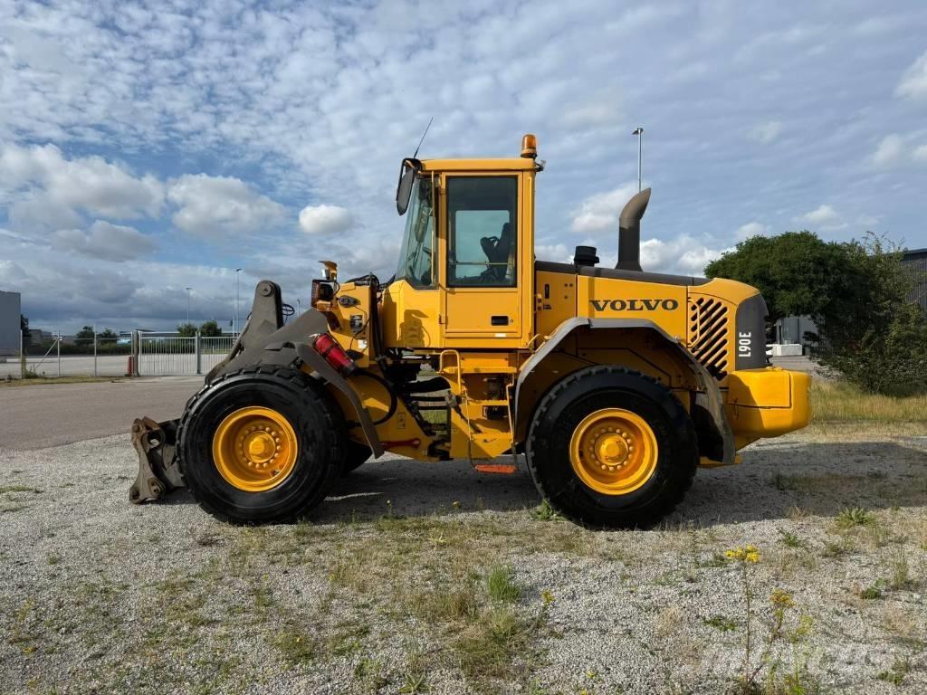 Volvo L 90 E لوادر بعجل