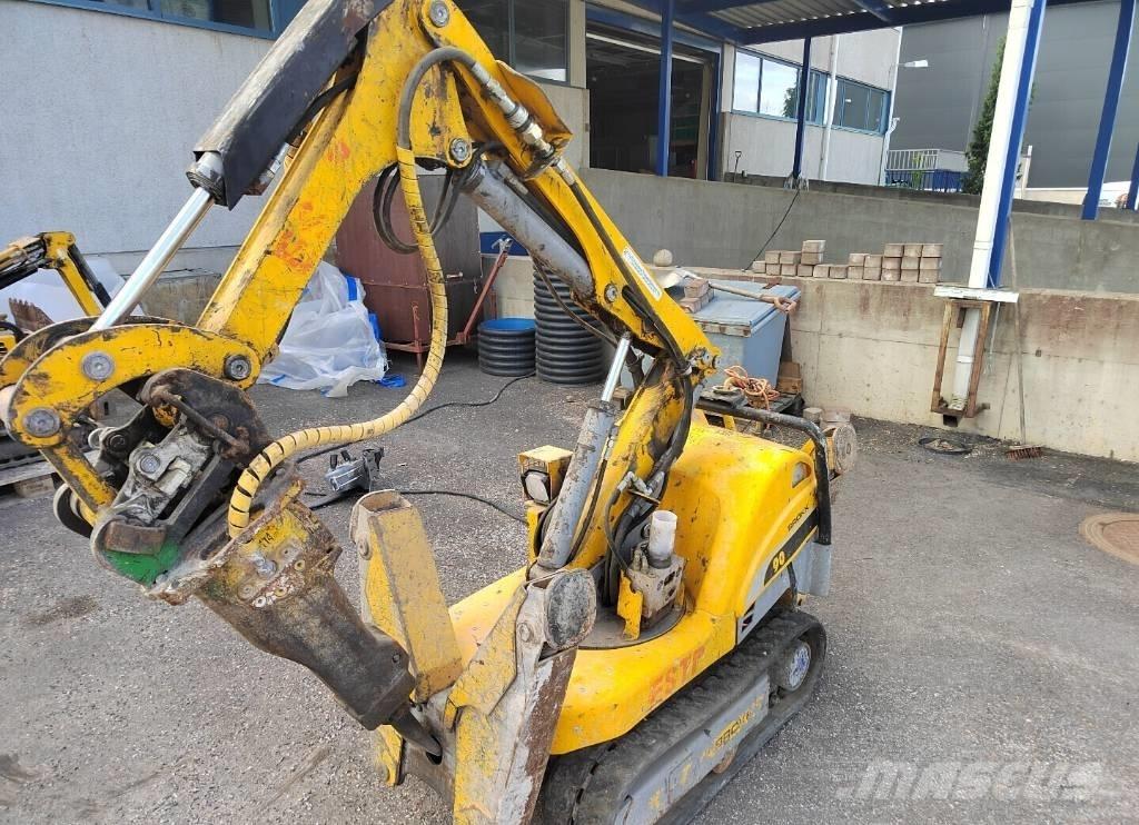 Brokk 90 حفارات هدم