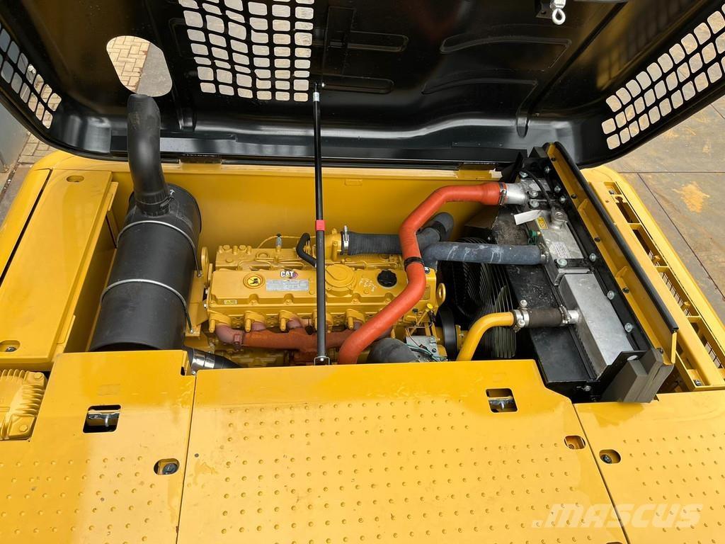 CAT 323D3 حفارات زحافة