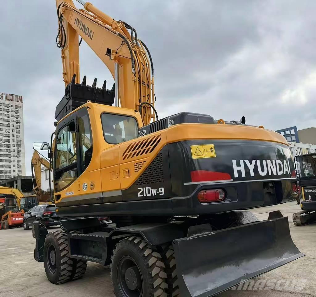 Hyundai 210W -9 حفارات بعجل