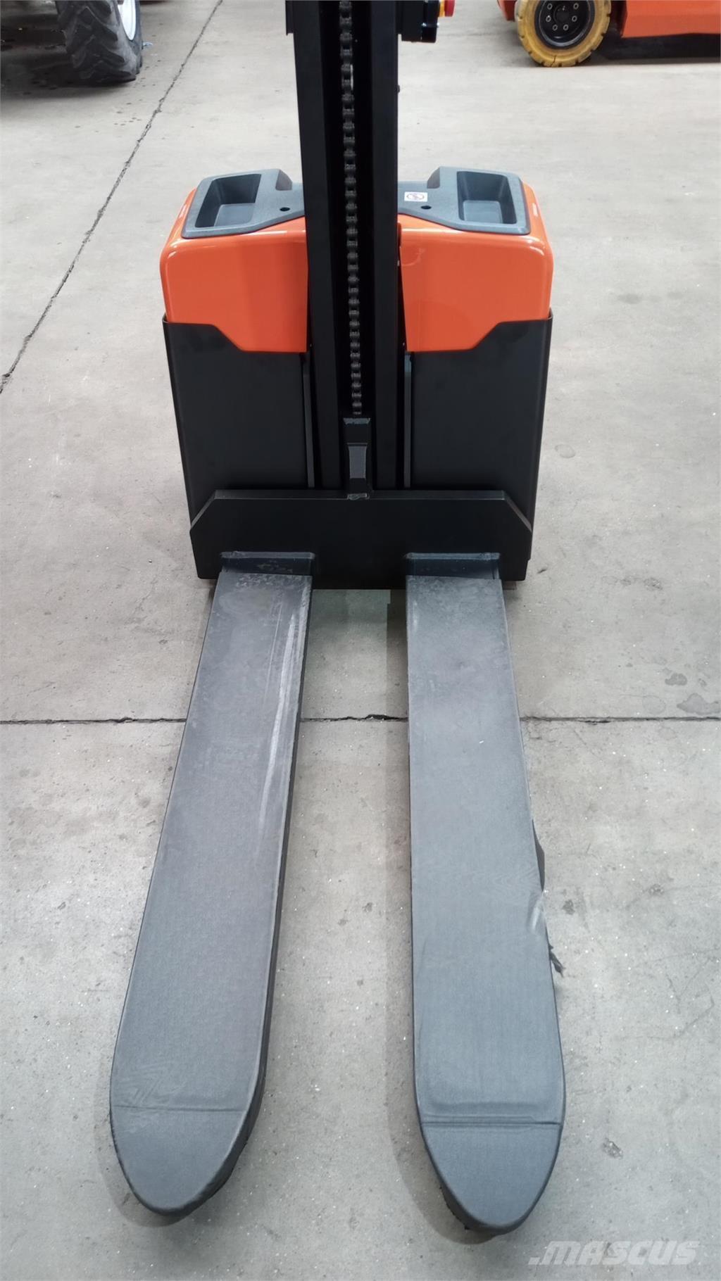 Toyota HWE100 شاحنات مناولة ذاتية الدفع