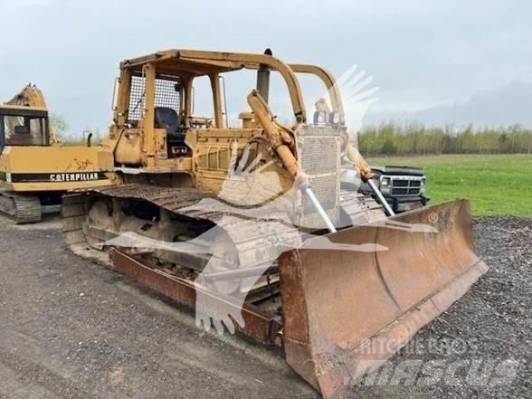 Komatsu D65P-7 بلدوزرات مجنزرة