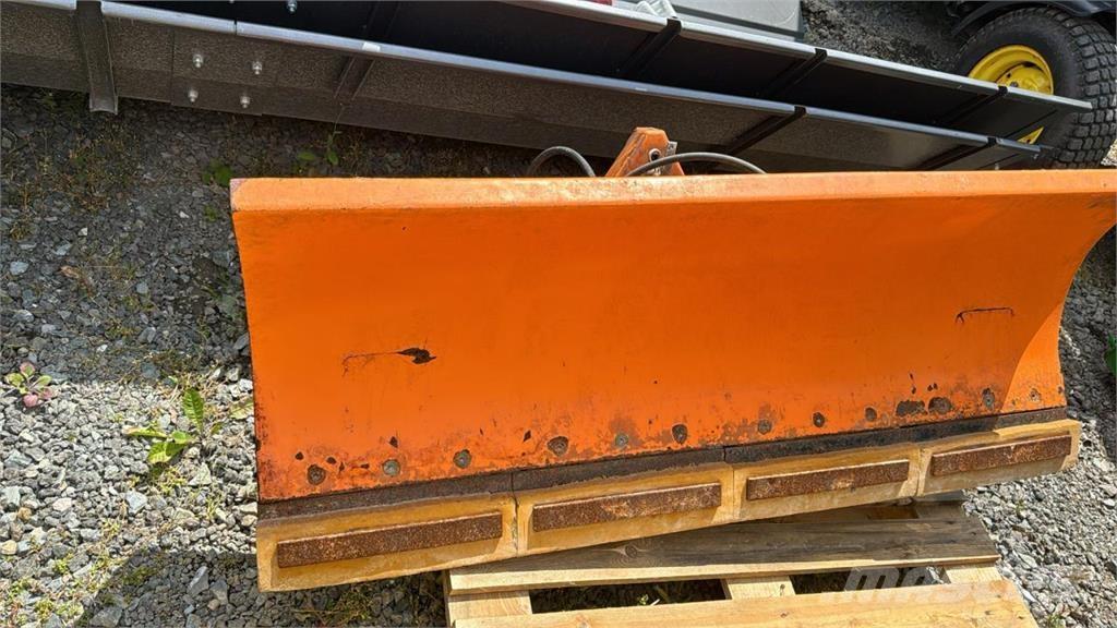 John Deere 3720 جرارات مدمجة