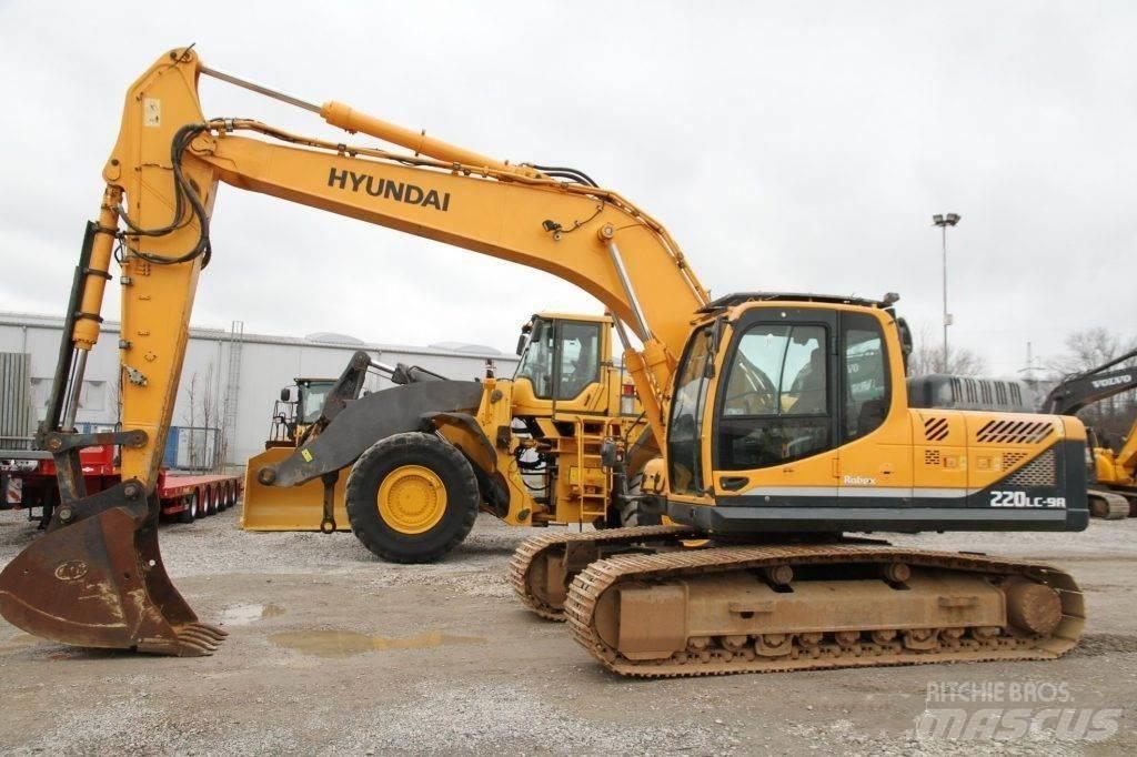 Hyundai Robex 220 LC حفارات زحافة