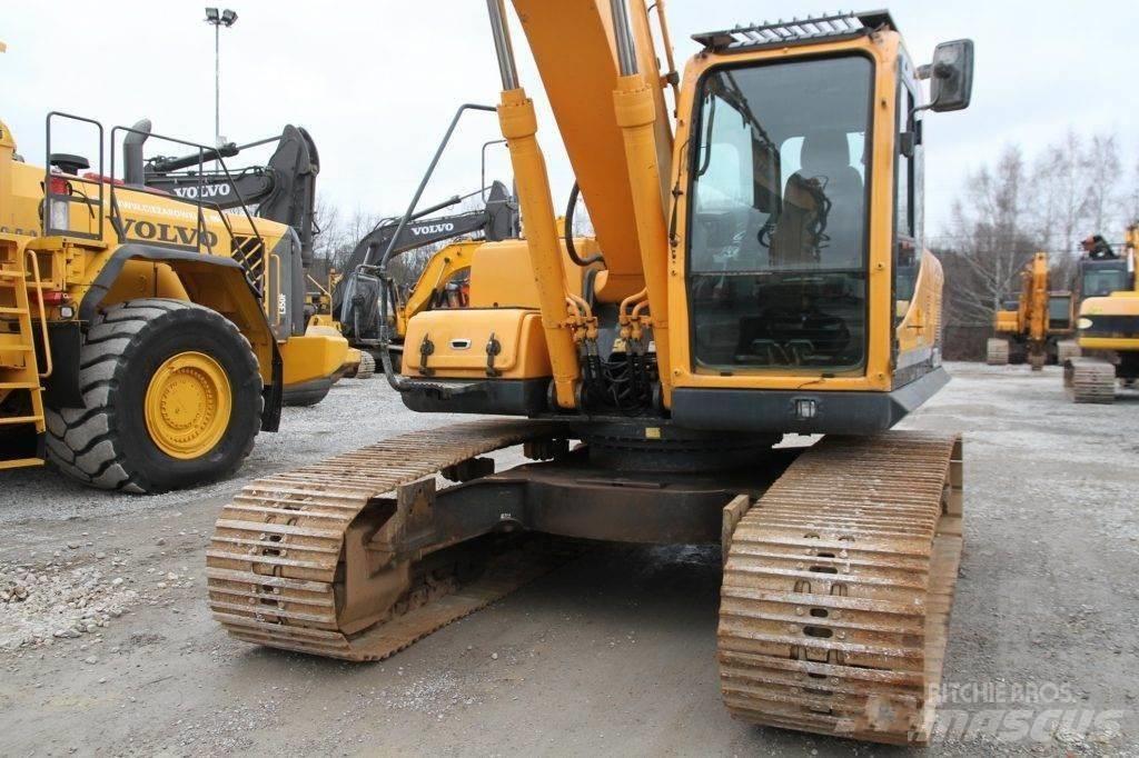 Hyundai Robex 220 LC حفارات زحافة