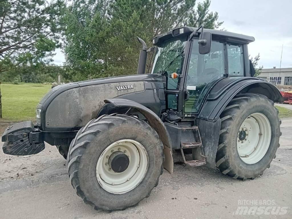 Valtra T 171 الجرارات