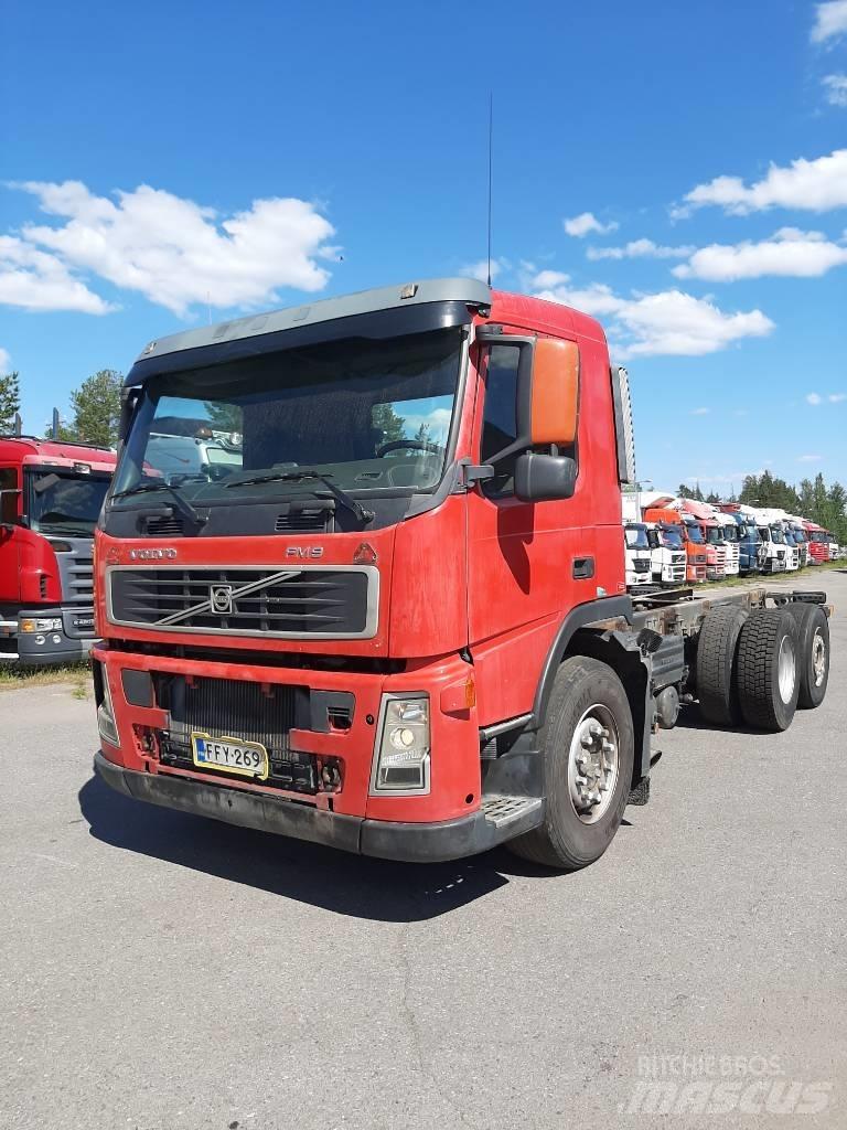 Volvo FM 9 شاحنات بمقصورة وهيكل