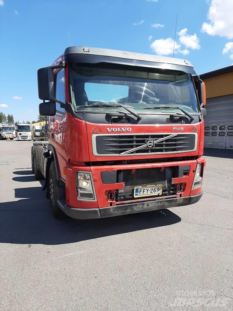 Volvo FM 9 شاحنات بمقصورة وهيكل