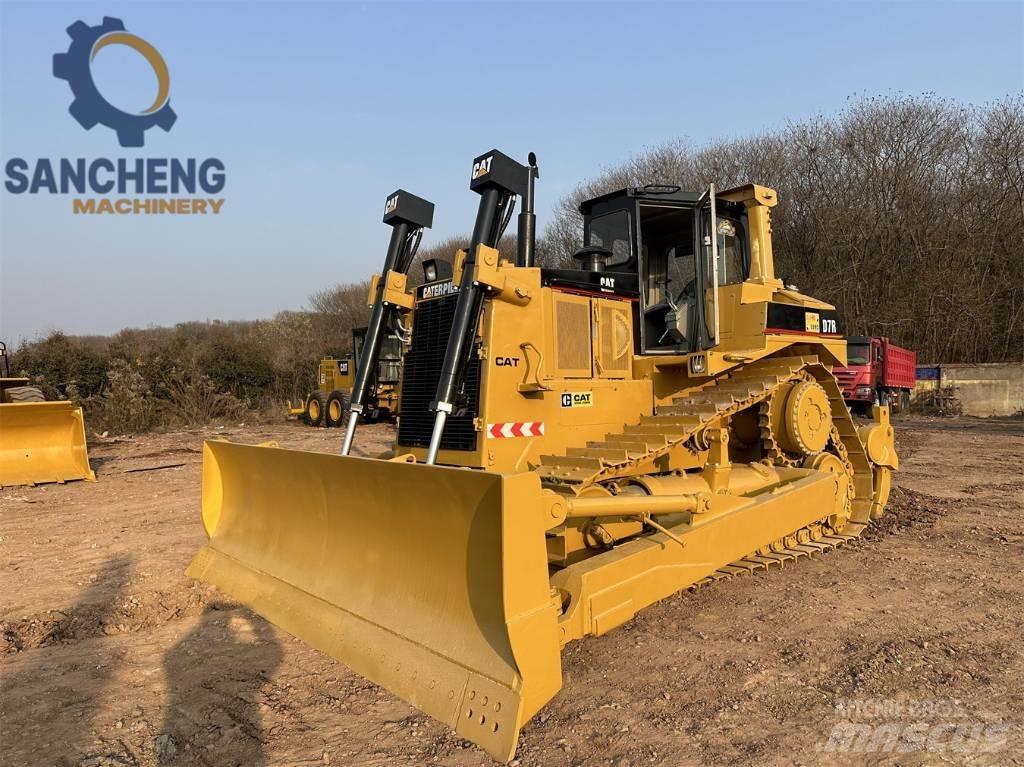 CAT D 7 R بلدوزرات مجنزرة