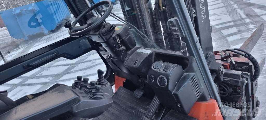 Toyota 7 FBMF 30 شاحنات ذات رافعات شوكية تعمل بالكهرباء