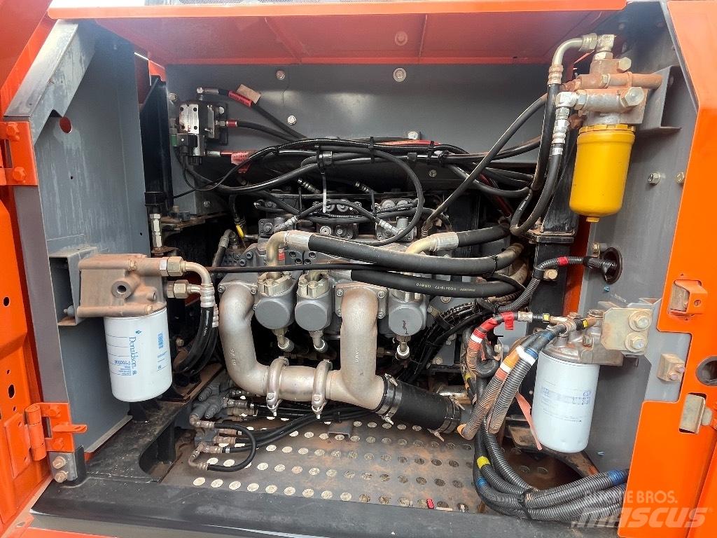 Hitachi ZX 250 LC-6 حفارات زحافة