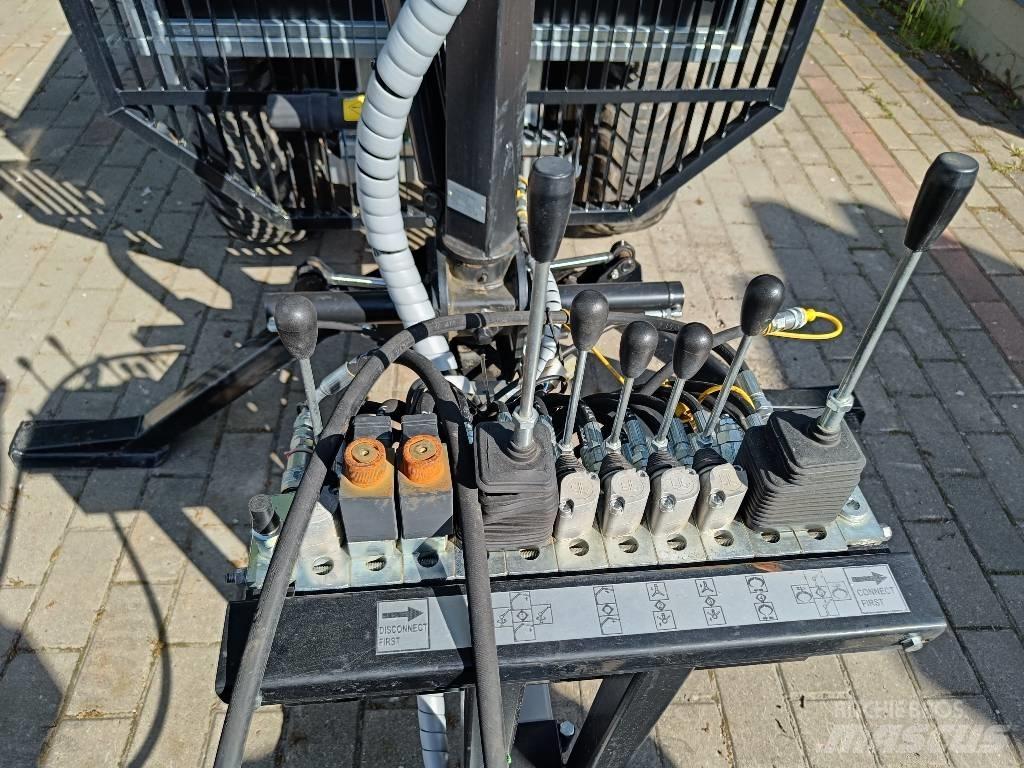 John Deere 3038 E الجرارات