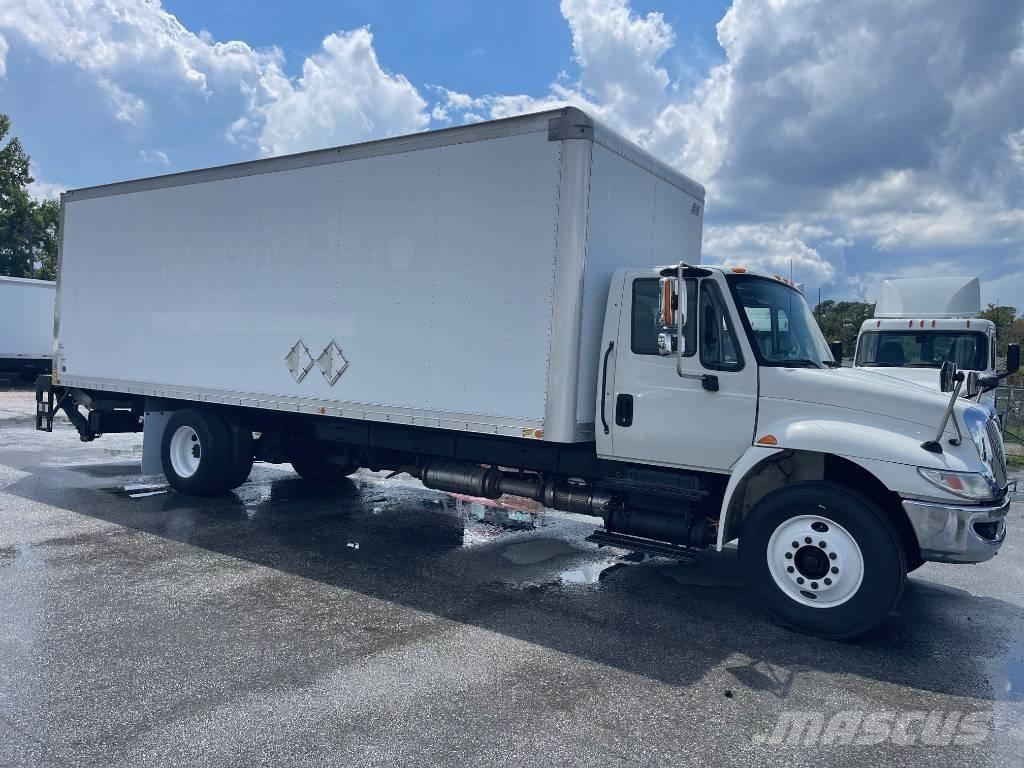International 4300 شاحنات ذات هيكل صندوقي