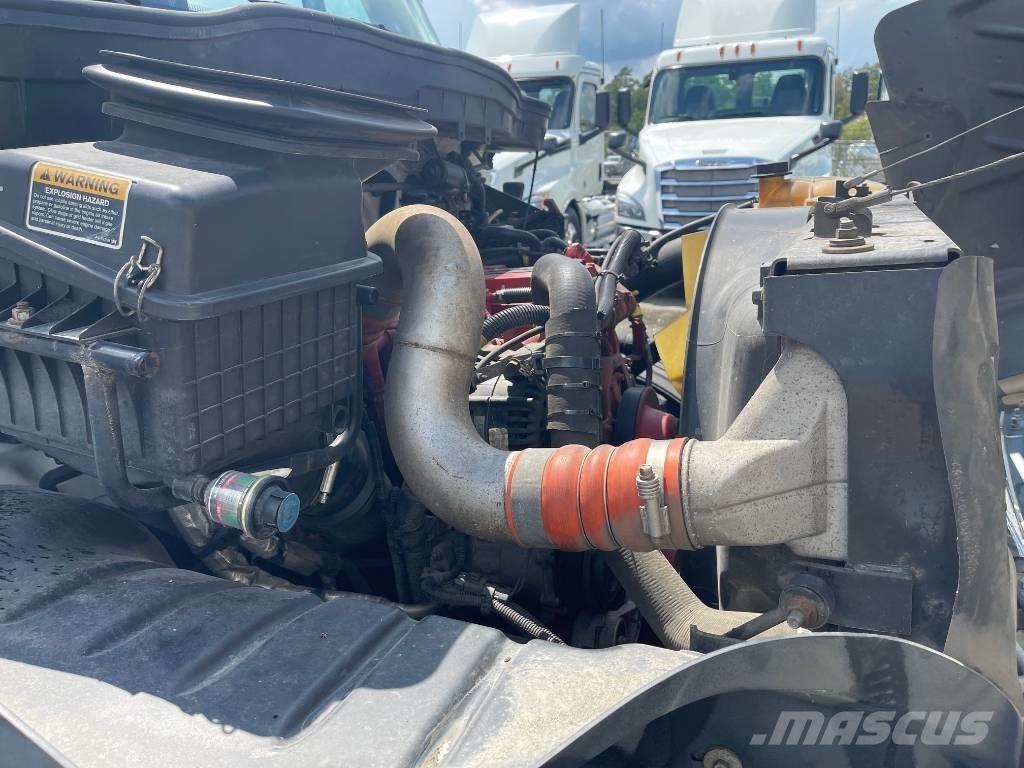 International 4300 شاحنات ذات هيكل صندوقي