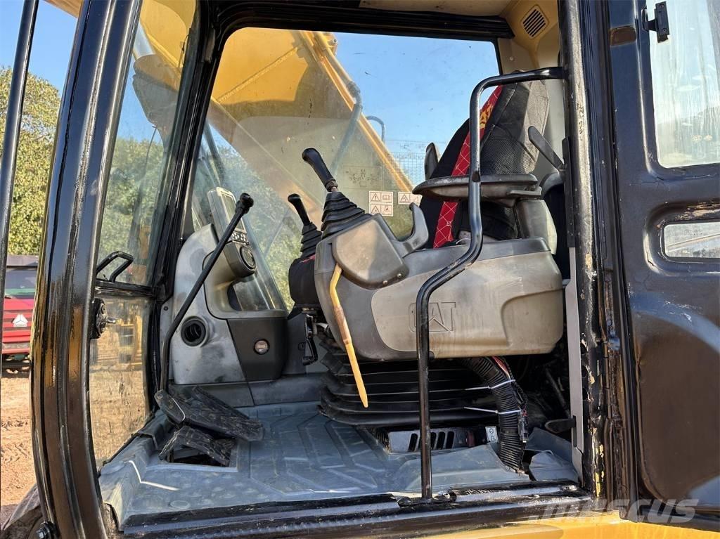 CAT 320 D حفارات زحافة
