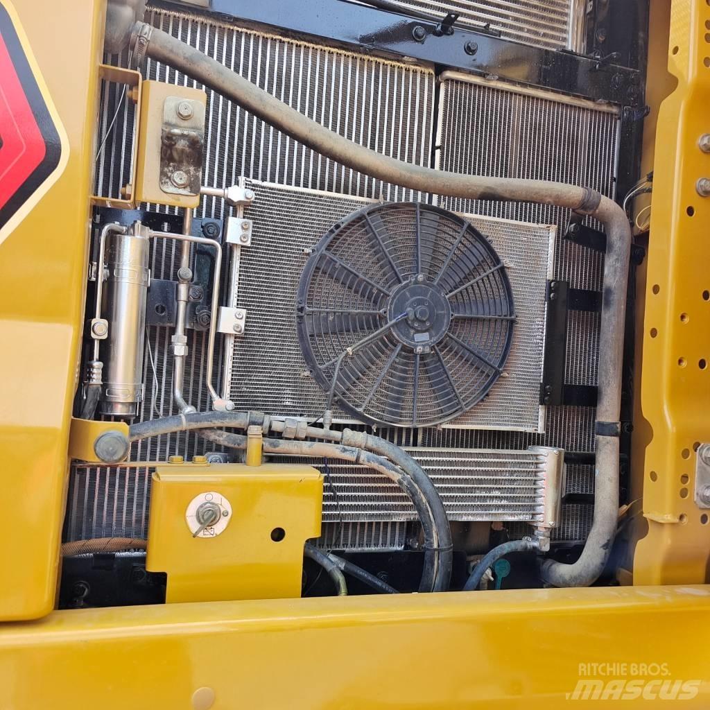 CAT 320 GC حفارات زحافة