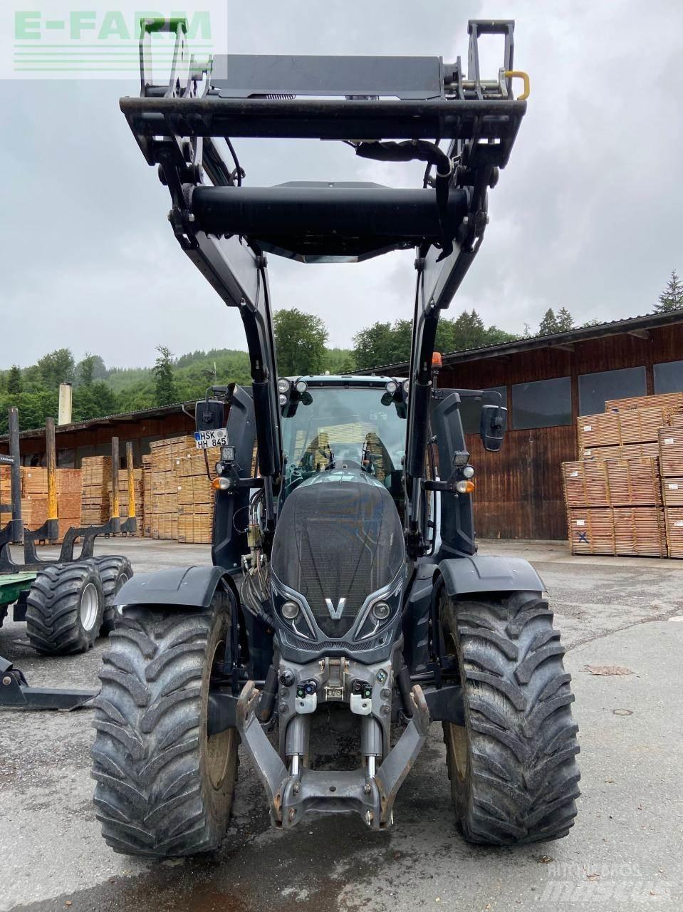 Valtra T254S الجرارات